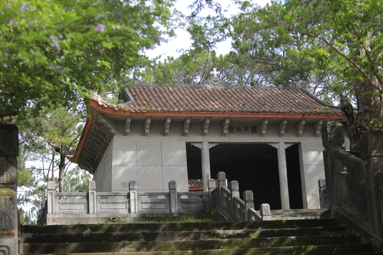 Lăng mộ bằng đá đầy huyền bí của cha nam phương hoàng hậu treo leo giữa rừng thông khung cảnh cứ ngỡ trong phim điện ảnh - 2