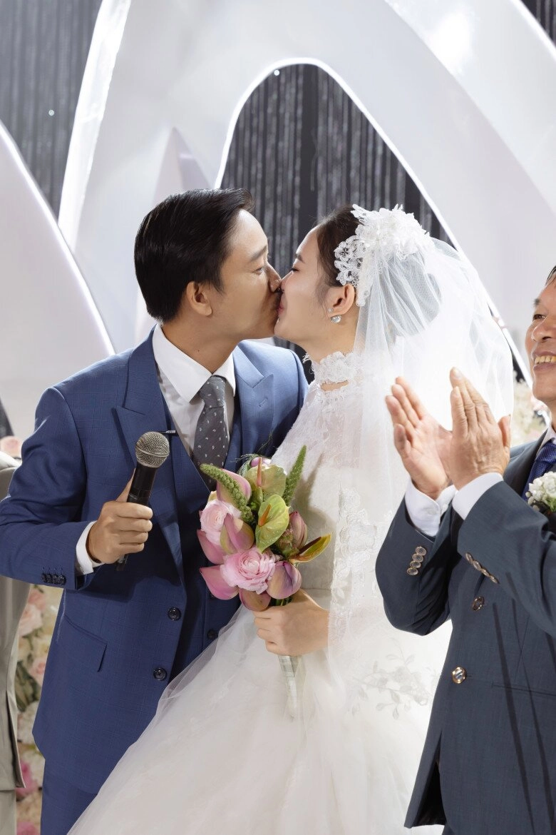 Lấy chồng đại gia nghìn tỷ hơn 16 tuổi hoa hậu sinh năm 2004 phải cố gắng vừa học tập vừa làm dâu thảo - 3