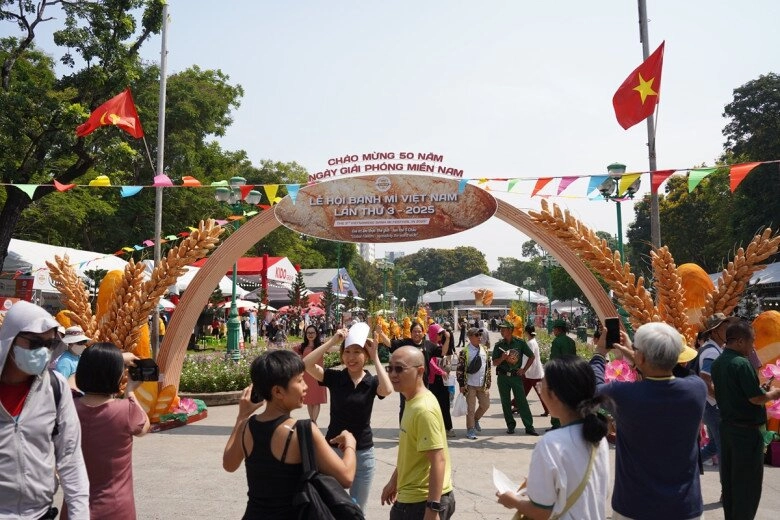 Lễ hội bánh mì việt nam lần 3 biển người đổ về công viên lê văn tám - 1