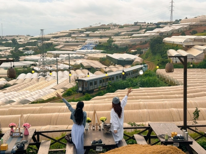 Lệ quyên ghé quán nướng ngắm tàu hỏa triệu view ở đà lạt - 2