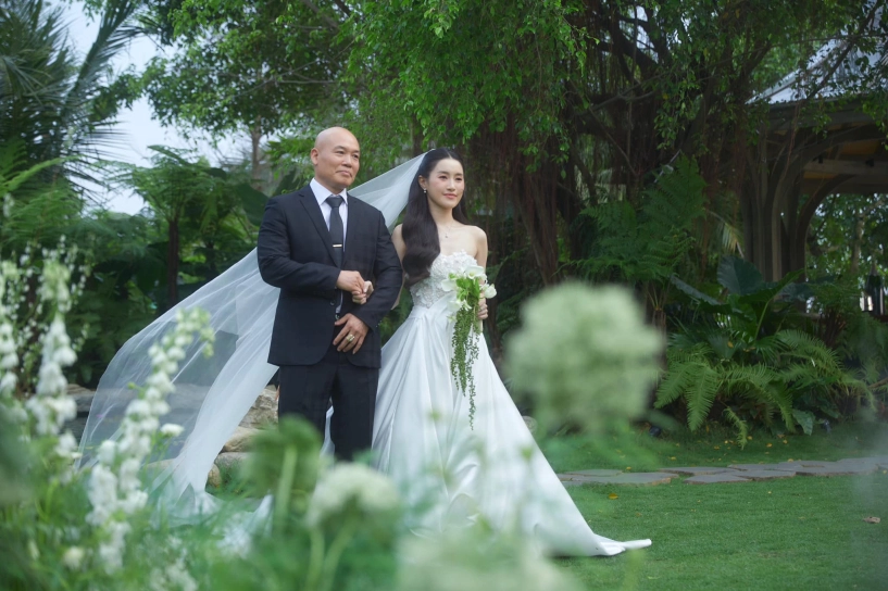 Lễ thành đôi của vũ cát tường - thu trang bố vợ đưa con gái bước lên lễ đường bố ruột chúc con cháu đủ đầy - 2