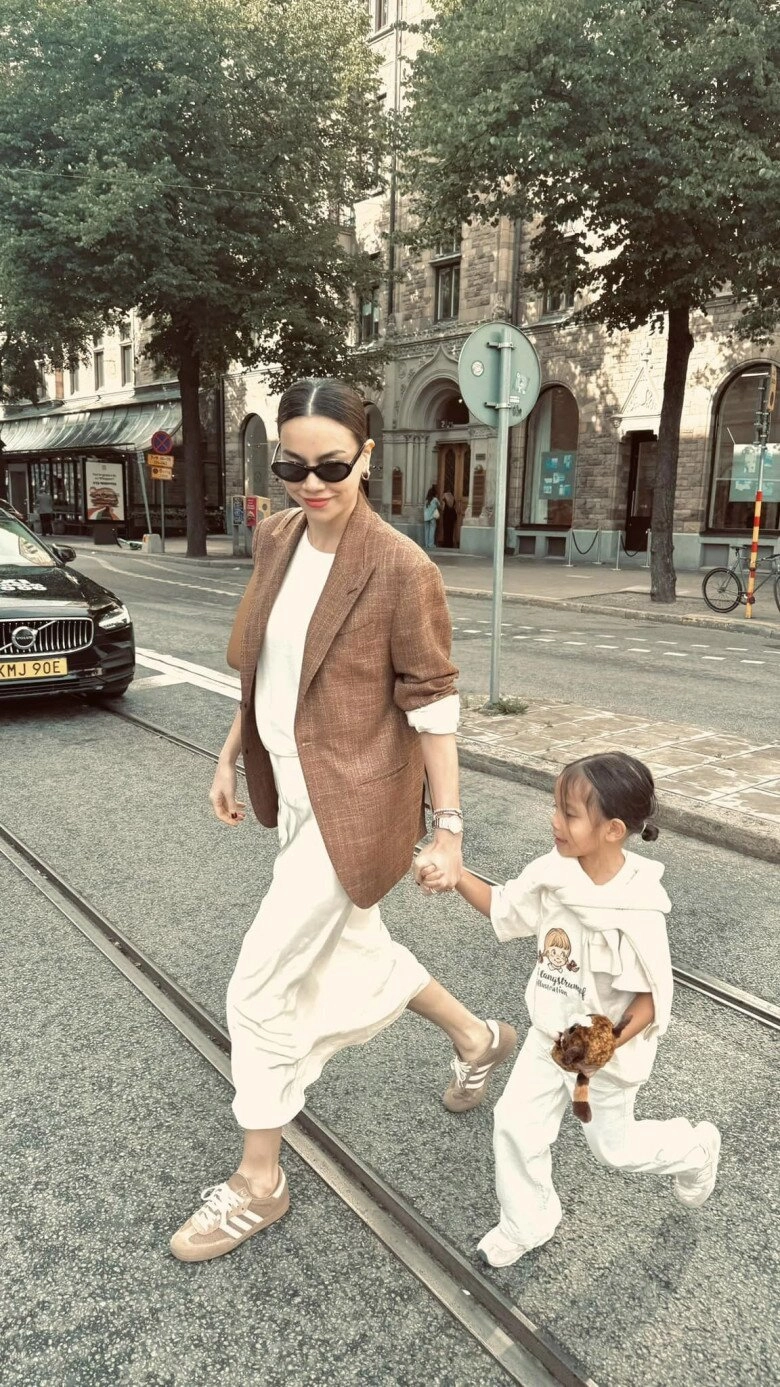 Lisa diện đồ tắm catwalk điêu luyện ra dáng hoa hậu tương lai hồ ngọc hà tự hào thừa nhận con hơn mẹ - 5