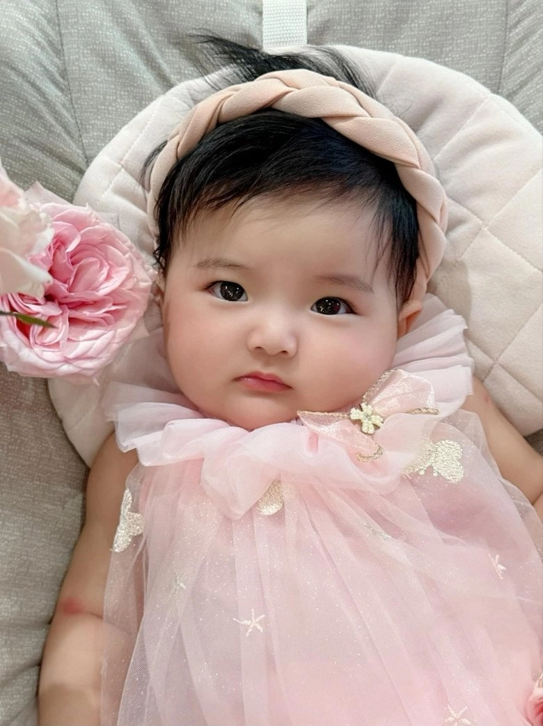 Lisa nhà khánh thi bập bẹ tập nói cực yêu gần 1 tuổi ngày càng tuấn tú với đôi mắt biết cười - 8