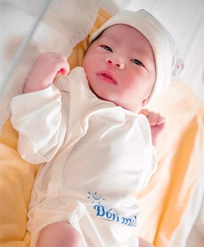 Lộ ảnh rõ mặt con trai thứ 3 của vợ chồng đăng khôi bé rồng vừa chào đời đã khôi ngô nhờ gen bố mẹ - 2