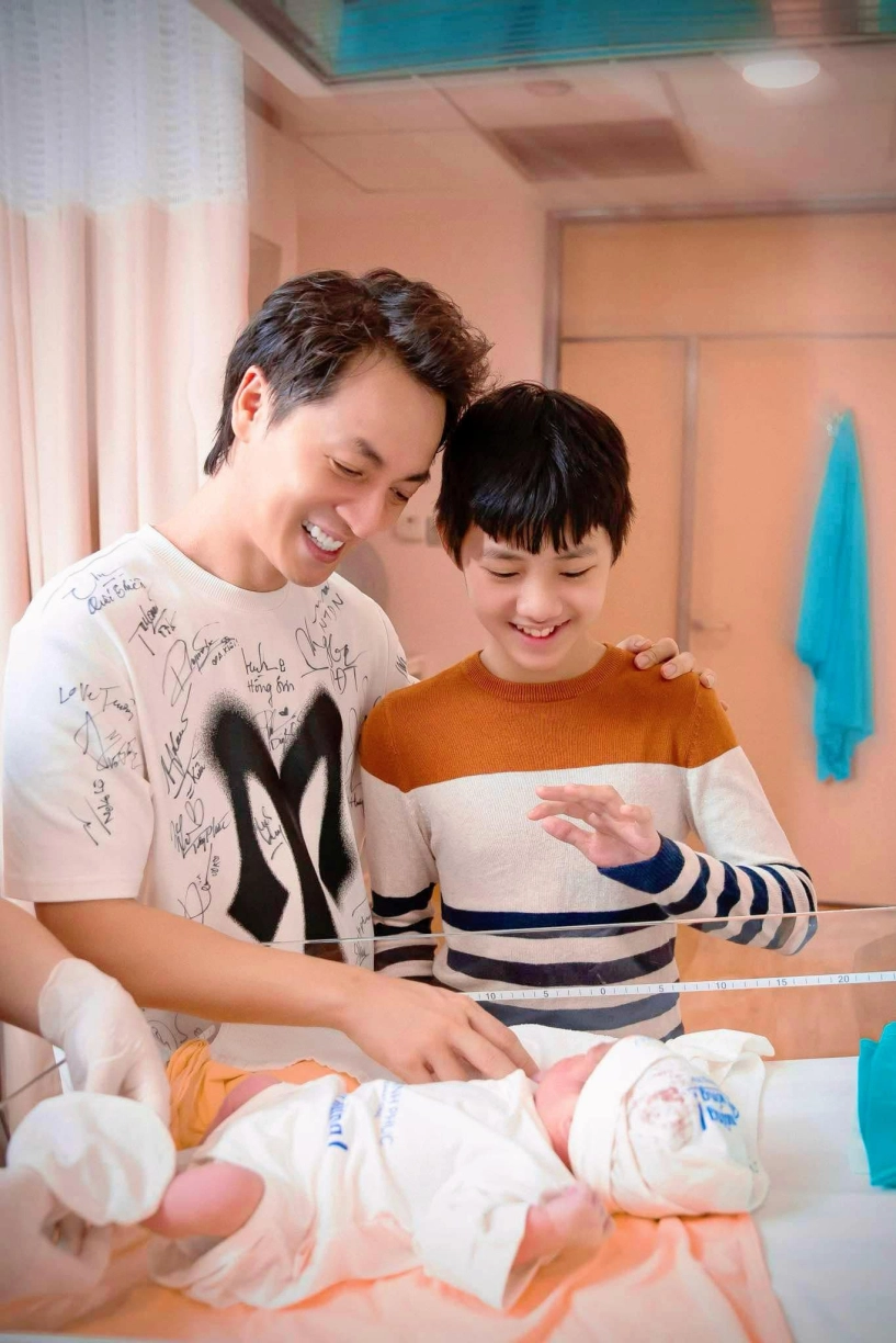 Lộ ảnh rõ mặt con trai thứ 3 của vợ chồng đăng khôi bé rồng vừa chào đời đã khôi ngô nhờ gen bố mẹ - 3