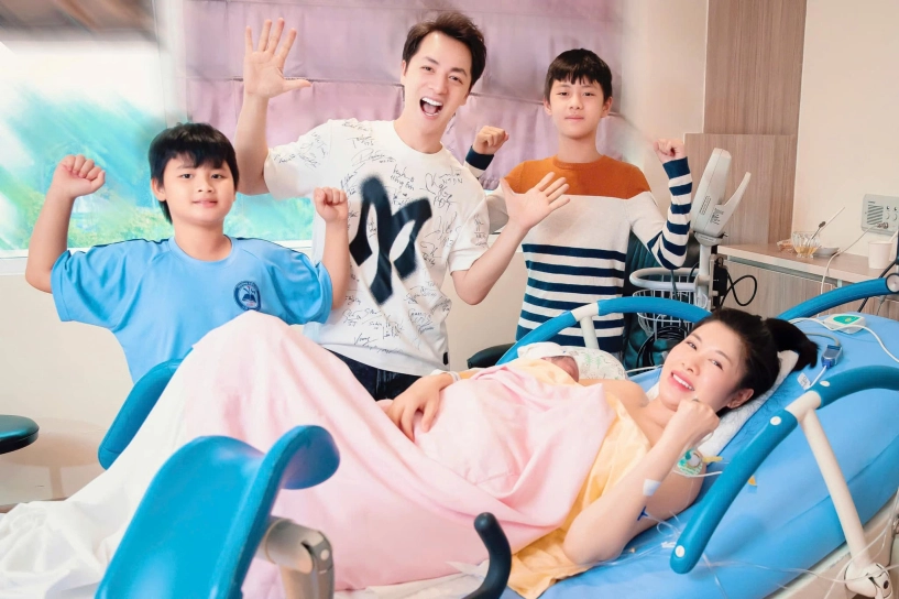 Lộ ảnh rõ mặt con trai thứ 3 của vợ chồng đăng khôi bé rồng vừa chào đời đã khôi ngô nhờ gen bố mẹ - 4