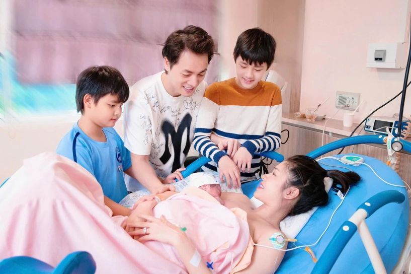Lộ ảnh rõ mặt con trai thứ 3 của vợ chồng đăng khôi bé rồng vừa chào đời đã khôi ngô nhờ gen bố mẹ - 5
