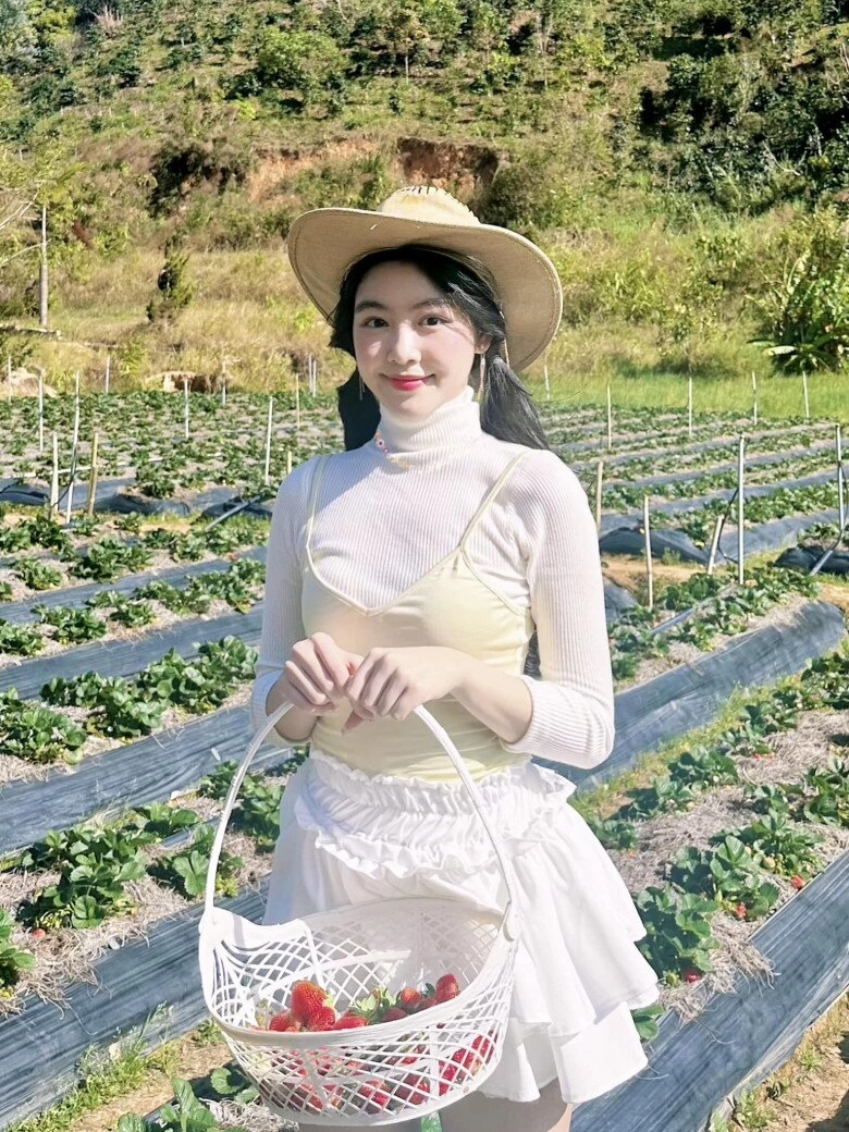 Lọ lem 18 tuổi có phong thái chủ tịch kế thừa từ mẹ doanh nhân bắn ngoại ngữ như gió với đối tác nước ngoài - 4