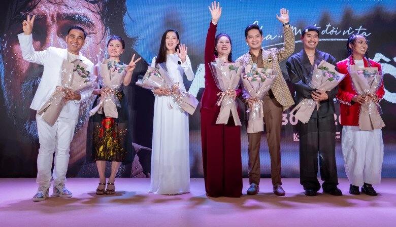 Lọ lem khóc nức nở sau khi xem phim của ba quyền linh đáp trả bình luận trái chiều về chuyện kiếm tiền - 1