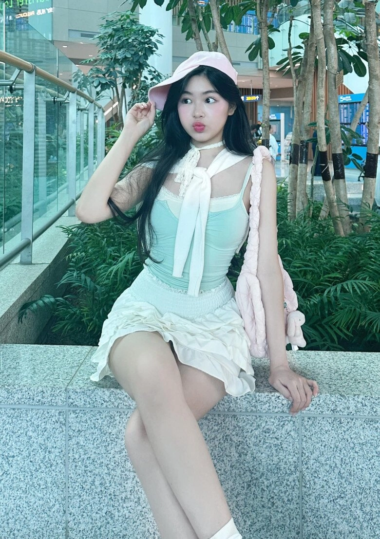 Lọ lem mặc áo yếm khoe dáng mình hạc xương mai ăn diện ngày càng táo bạo khi đủ 18 tuổi - 6