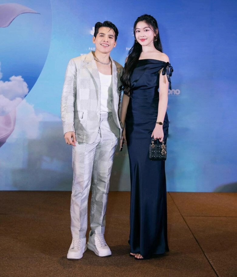 Lọ lem mặc áo yếm khoe dáng mình hạc xương mai ăn diện ngày càng táo bạo khi đủ 18 tuổi - 8