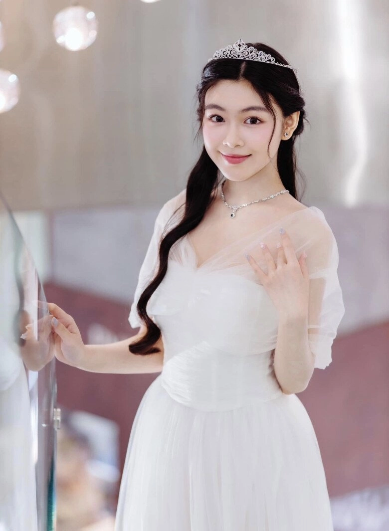 Lọ lem mặc táo bạo khoe sắc vóc căng tràn tuổi 18 hút hàng triệu lượt xem bố quyền linh không cấm cản - 11