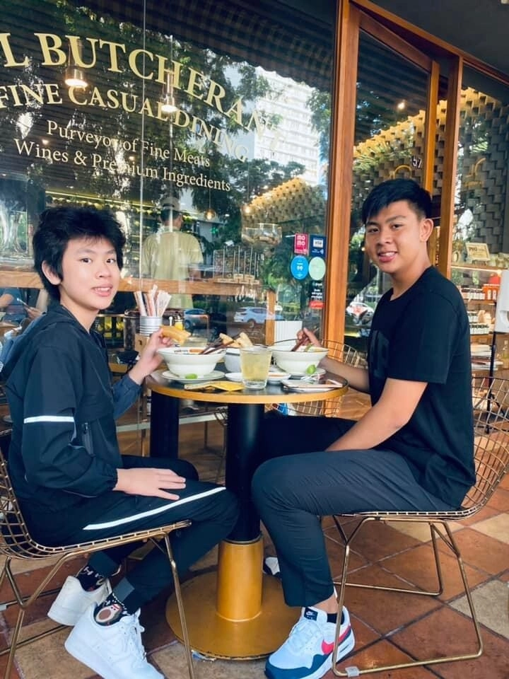 Lọ lem và hội bạn toàn con nhà nòi có mối quan hệ thân thiết với quý tử cao 1m9 của ông bầu phước sang - 12