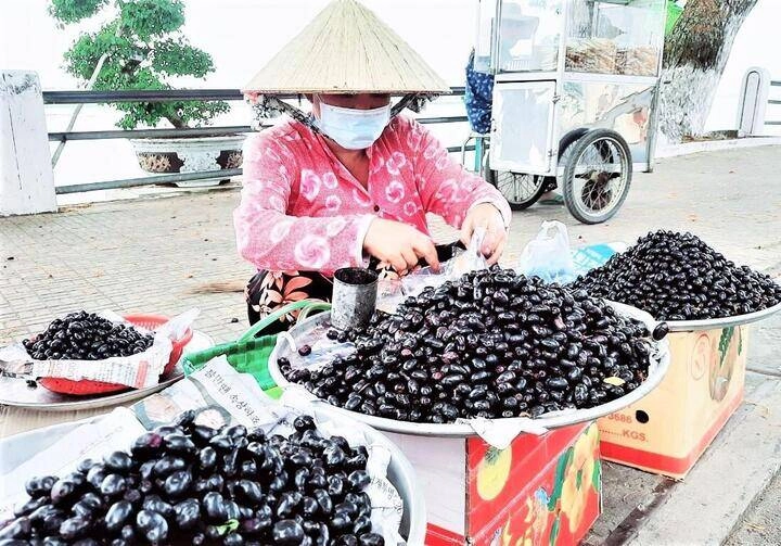 Loại quả trên rừng xưa chỉ trẻ con nhặt ăn chơi nay xuống phố thành đặc sản giá cao gấp mấy lần vẫn ùn ùn người mua - 4