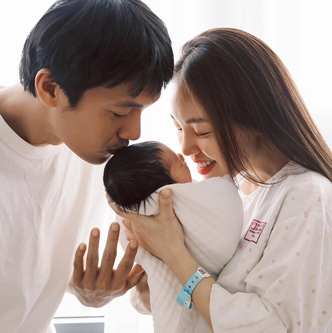 Loạt ảnh đầu tiên của con trai quang tuấn - linh phi em bé vừa chào đời có cử chỉ ngộ nghĩnh - 7