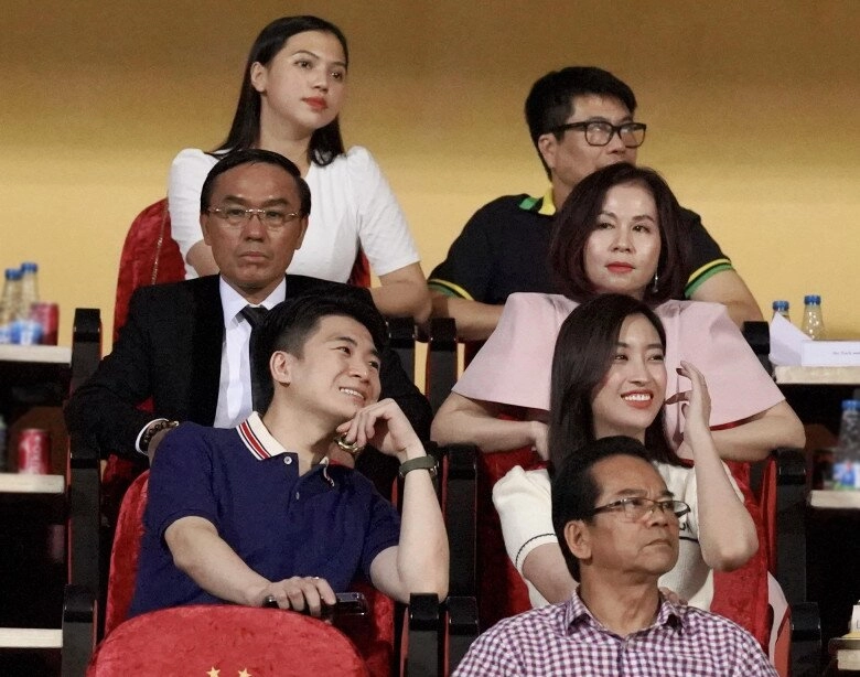 Loạt khoảnh khắc đỗ mỹ linh thân thiết với anh chồng gây chú ý ôm eo chúc mừng sinh nhật cùng đi xem bóng đá - 3