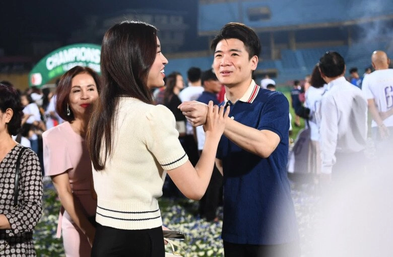 Loạt khoảnh khắc đỗ mỹ linh thân thiết với anh chồng gây chú ý ôm eo chúc mừng sinh nhật cùng đi xem bóng đá - 4