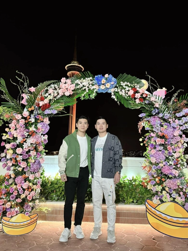 Loạt khoảnh khắc đỗ mỹ linh thân thiết với anh chồng gây chú ý ôm eo chúc mừng sinh nhật cùng đi xem bóng đá - 14