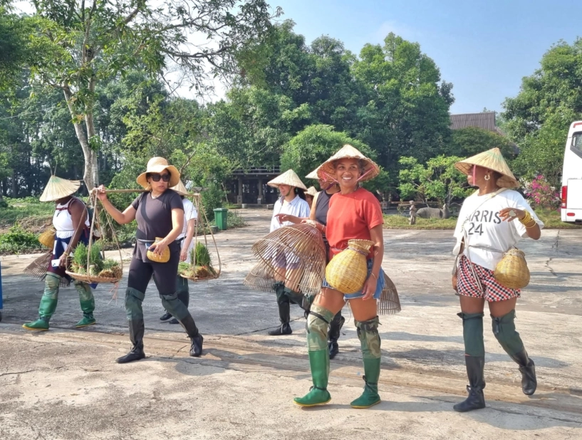 Loạt trải nghiệm có 1 không 2 khi khách tây đến việt nam hóa nông dân đi chăn trâu xanh mặt vì trò cảm giác mạnh ở hội an - 4