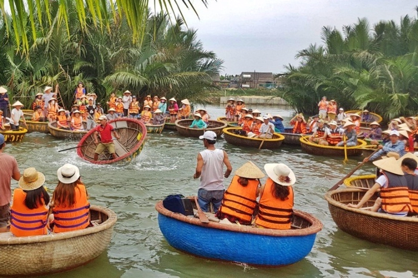 Loạt trải nghiệm có 1 không 2 khi khách tây đến việt nam hóa nông dân đi chăn trâu xanh mặt vì trò cảm giác mạnh ở hội an - 5