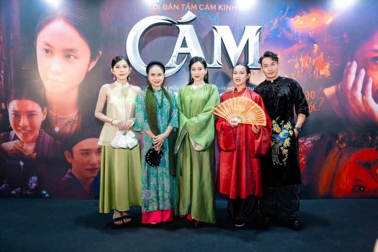 Lương thế thành giao hết tài sản cho thúy diễm quản lý chăm chút chỉnh váy cho vợ giữa thảm đỏ - 3