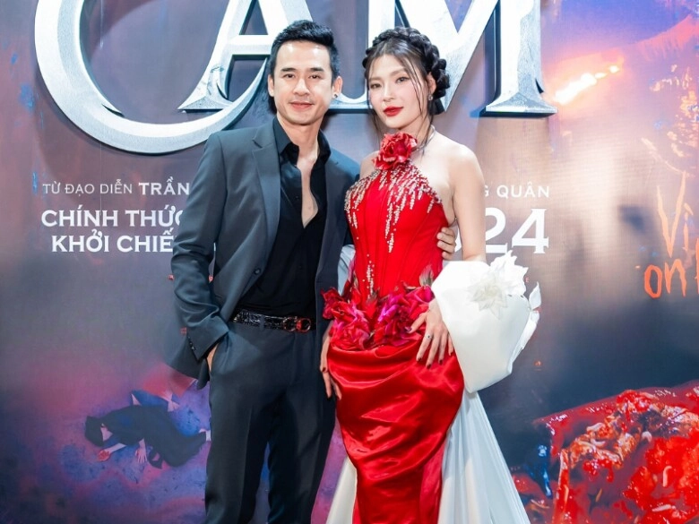 Lương thế thành giao hết tài sản cho thúy diễm quản lý chăm chút chỉnh váy cho vợ giữa thảm đỏ - 4