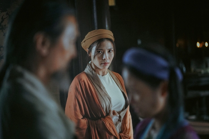 Lương thế thành giao hết tài sản cho thúy diễm quản lý chăm chút chỉnh váy cho vợ giữa thảm đỏ - 7