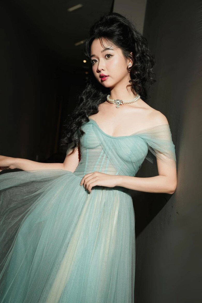 Lương thế thành giao hết tài sản cho thúy diễm quản lý chăm chút chỉnh váy cho vợ giữa thảm đỏ - 8