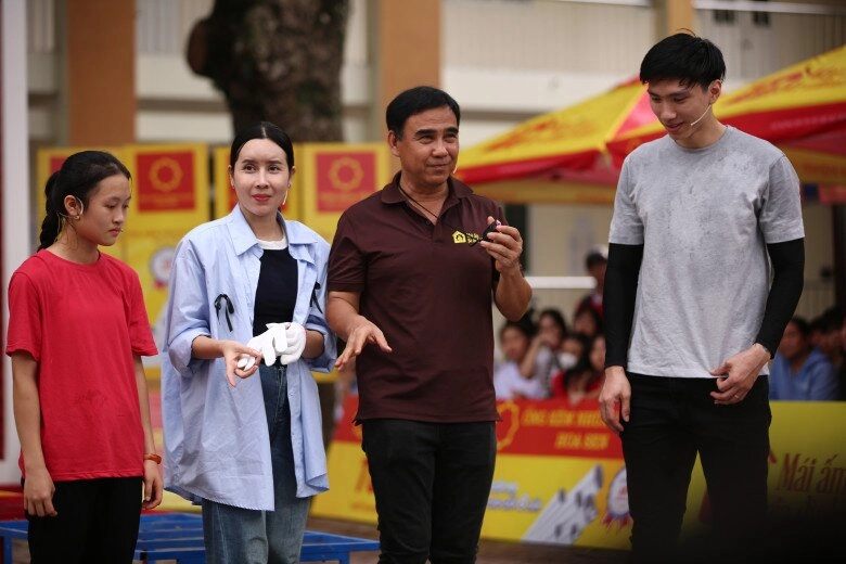 Lưu hương giang kể về quá khứ mất cha một mình mẹ gồng gánh nuôi 2 con với mức lương gần 300 nghìn đồng - 1