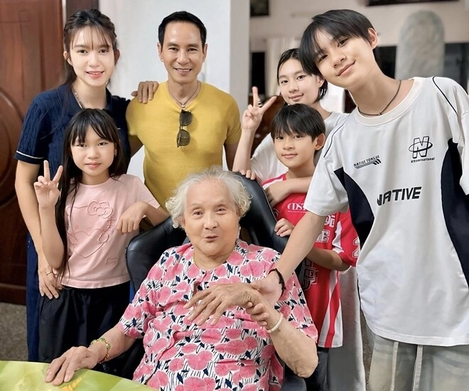 Lý hải - minh hà đưa 4 con về thăm bà nội gần 100 tuổi đạo diễn trăm tỷ về quê được anh chị chăm từng bữa ăn - 1
