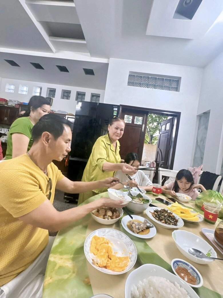 Lý hải - minh hà đưa 4 con về thăm bà nội gần 100 tuổi đạo diễn trăm tỷ về quê được anh chị chăm từng bữa ăn - 2