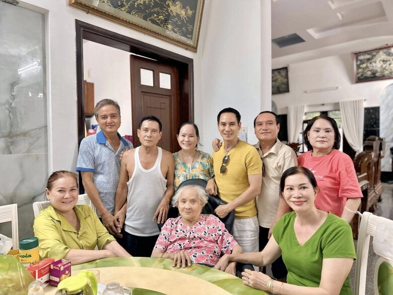 Lý hải - minh hà đưa 4 con về thăm bà nội gần 100 tuổi đạo diễn trăm tỷ về quê được anh chị chăm từng bữa ăn - 4