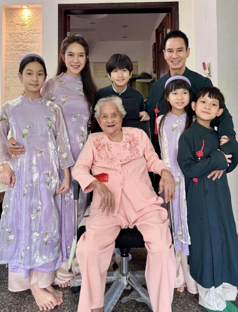 Lý hải - minh hà đưa 4 con về thăm bà nội gần 100 tuổi đạo diễn trăm tỷ về quê được anh chị chăm từng bữa ăn - 6