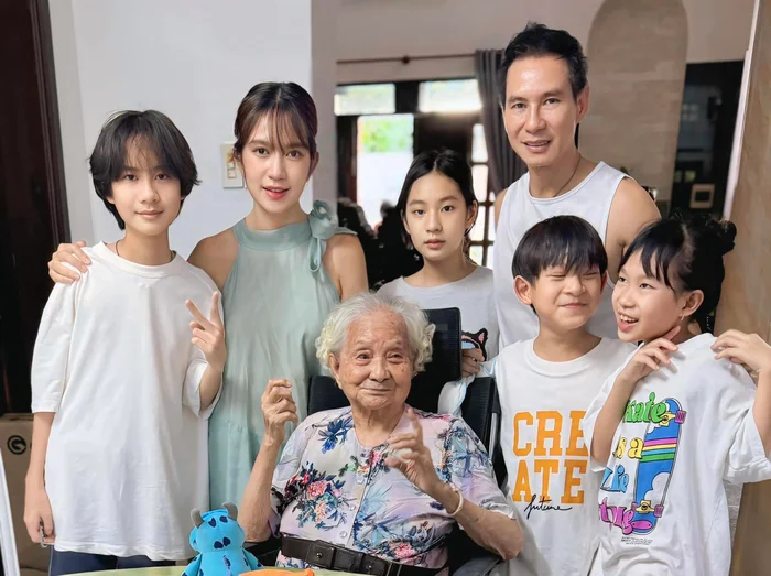 Lý hải - minh hà đưa 4 con về thăm bà nội gần 100 tuổi đạo diễn trăm tỷ về quê được anh chị chăm từng bữa ăn - 7