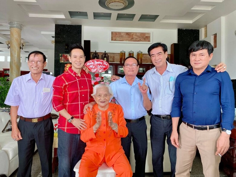 Lý hải - minh hà đưa 4 con về thăm bà nội gần 100 tuổi đạo diễn trăm tỷ về quê được anh chị chăm từng bữa ăn - 8
