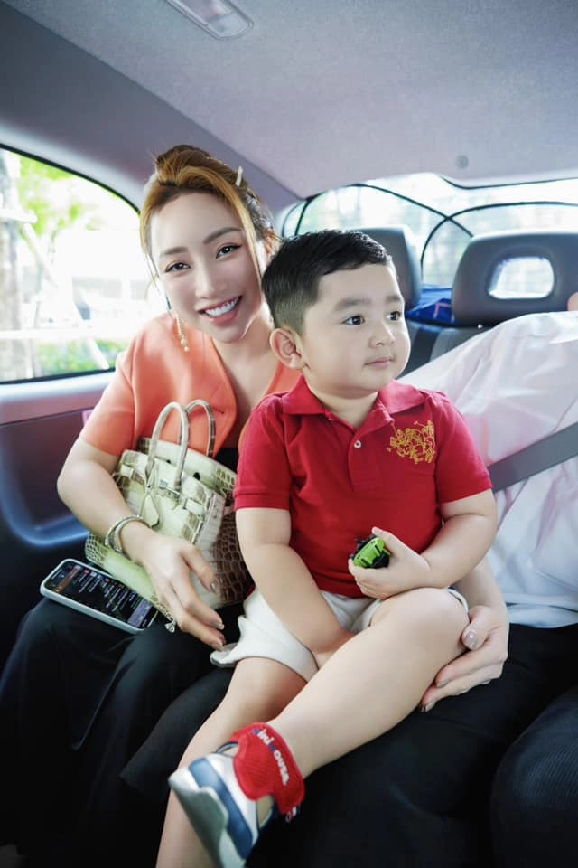 Lý thùy chang thông báo sắp vỡ chum lần 2 quý tử của chi bảo gặp ai cũng chào hỏi lễ phép - 8