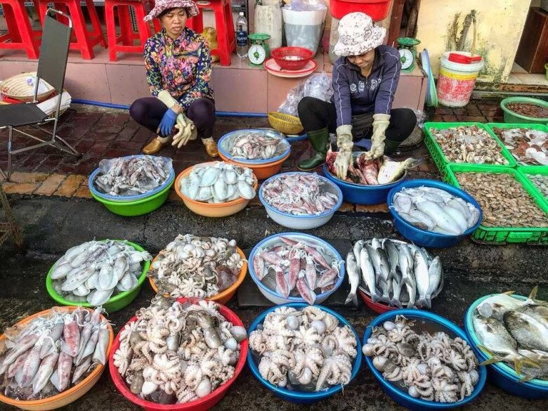Mách bạn khu chợ rẻ nổi tiếng ở quy nhơn khách đông nghịt từ sáng đến tối nhờ hải sản tươi ngon mà giá cực bình dân - 2