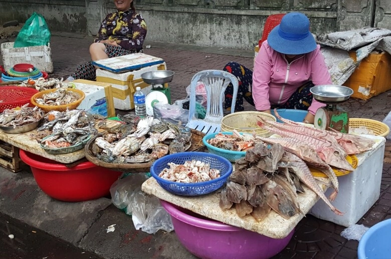 Mách bạn khu chợ rẻ nổi tiếng ở quy nhơn khách đông nghịt từ sáng đến tối nhờ hải sản tươi ngon mà giá cực bình dân - 4