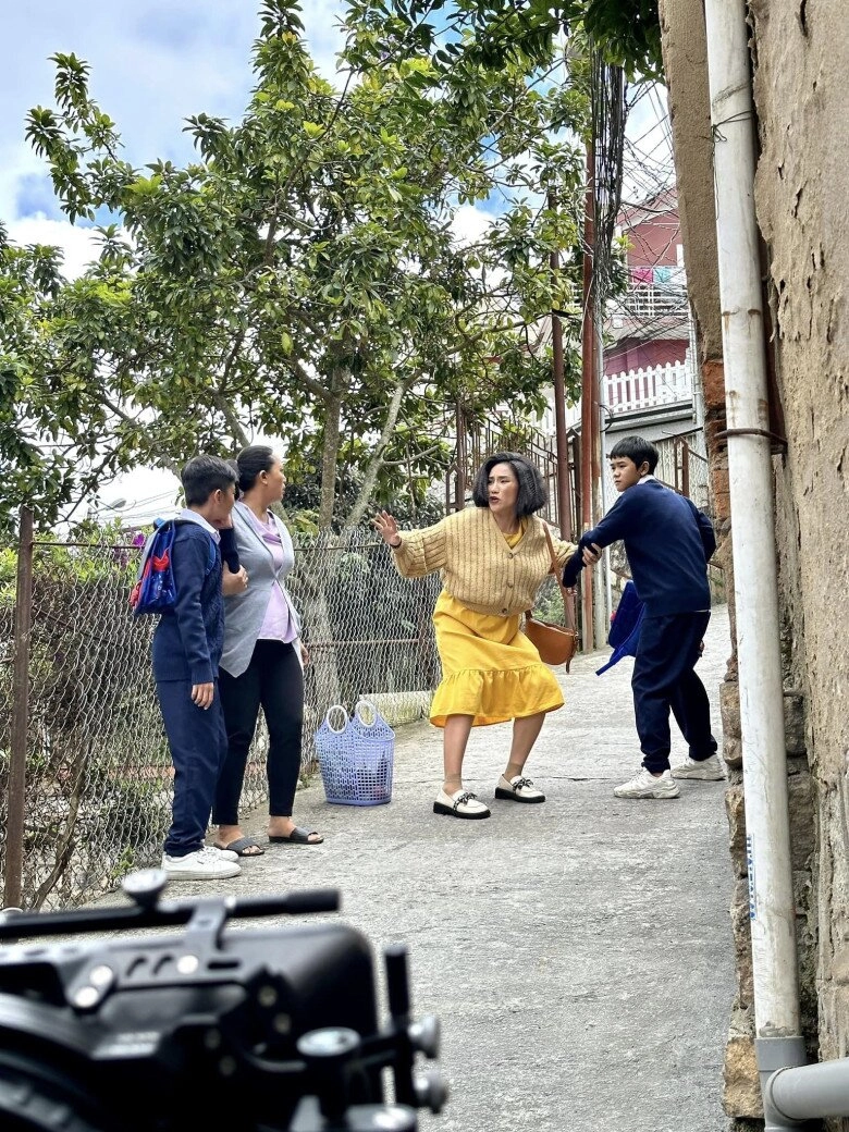 Mc cát tường nói về tin mới sinh em bé trước tết danh tính người đàn ông ôm cô âu yếm gây chú ý - 2