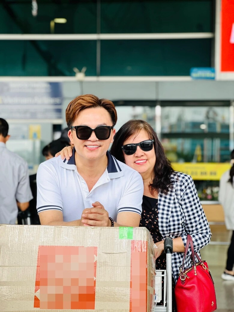 Mc đại nghĩa vẫn diễn trên sân khấu khi mẹ ruột hôn mê dàn nghệ sĩ xót thương khi thấy nam nghệ sĩ nén nỗi đau - 5