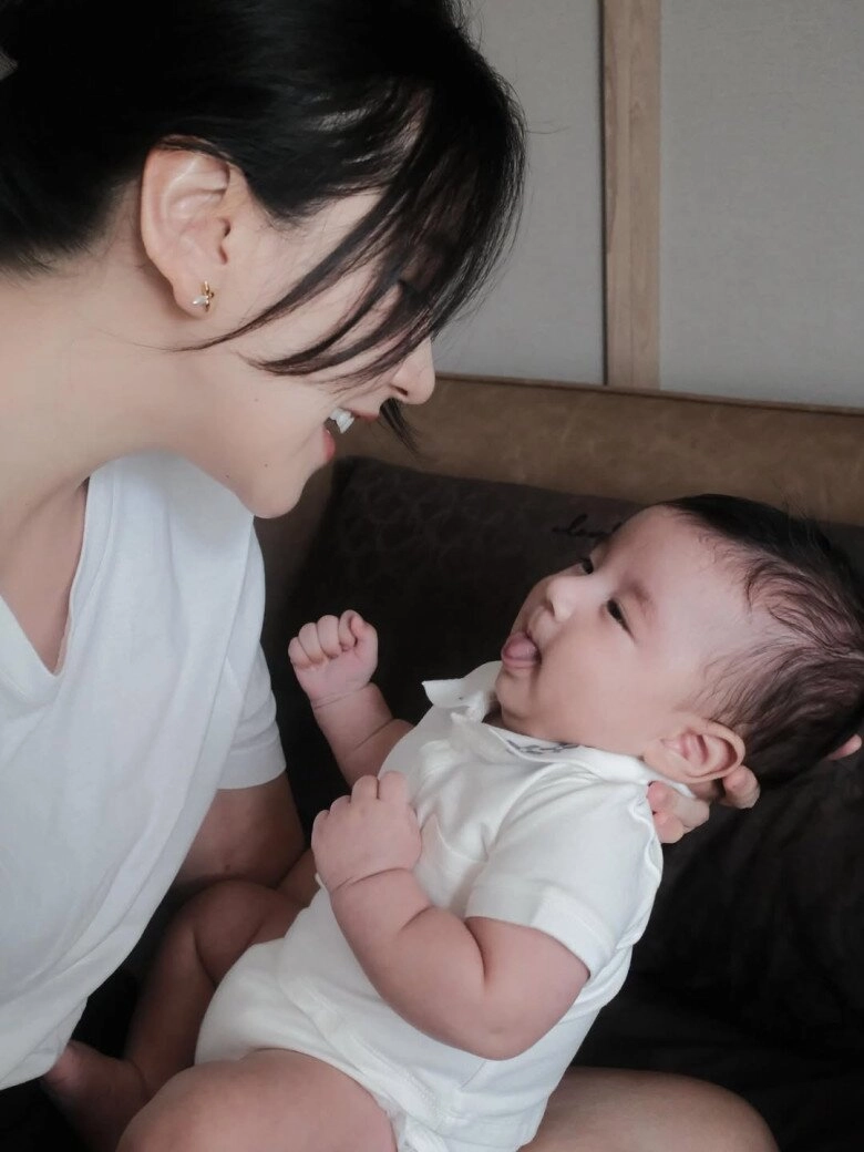 Mc mai ngọc bị tràn dịch khớp gối sau sinh gồng gánh khi bế con trai đầu lòng - 9