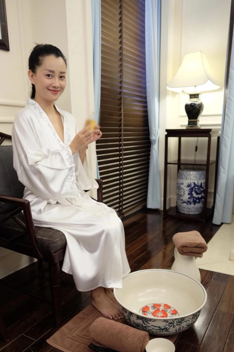 Mc quỳnh chi tiết lộ cảm giác bế bụng bầu được chồng đón về khẳng định không tặc lưỡi kết hôn ở tuổi 38 - 6
