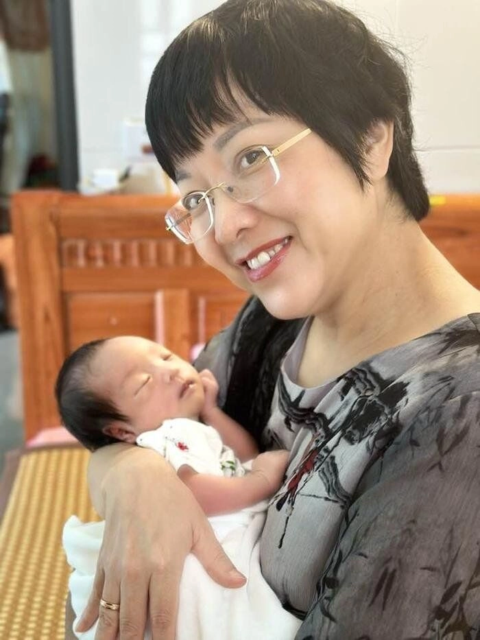 Mc thảo vân ở tuổi 54 đã lên chức cụ ly hôn nsnd công lý hơn 10 năm nhưng nhiều lần bị nghi có em bé - 2
