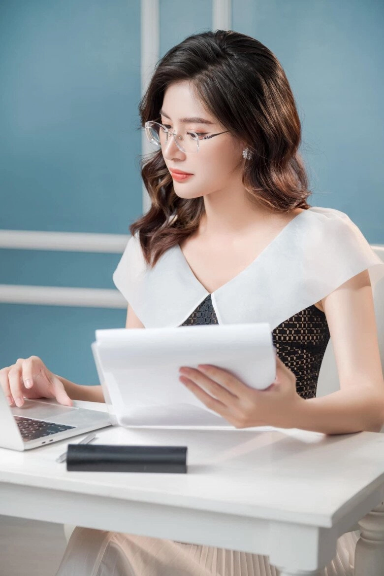 Mc xinh đẹp từng nổi danh nữ thần ngủ gật năm 2022 đi thi hoa hậu chỉ lọt top 16 giờ ẵm vương miện - 9