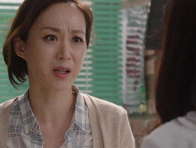 Mẹ chồng định tặng cháu chiếc lắc vàng mừng sinh nhật nghe con dâu thì thầm bà đem vàng bán luôn - 1