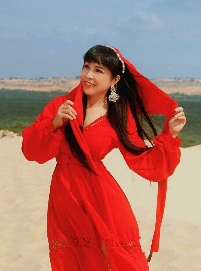 mẹ chồng lê phương là hoa hậu điện ảnh tài sắc vẹn toàn sống khép kín nuôi con trai hơn 20 năm - 4