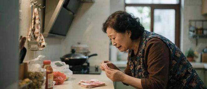 Mẹ chồng lên ở nhờ 1 tháng lúc về con dâu thấy cảnhbà đang lén đếm tiền trong bếp - 3