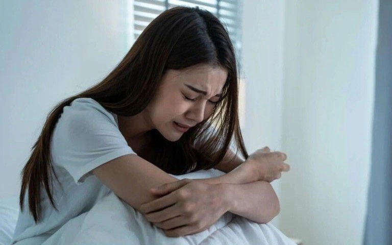Mẹ chồng lên ở nhờ 1 tháng lúc về con dâu thấy cảnhbà đang lén đếm tiền trong bếp - 4