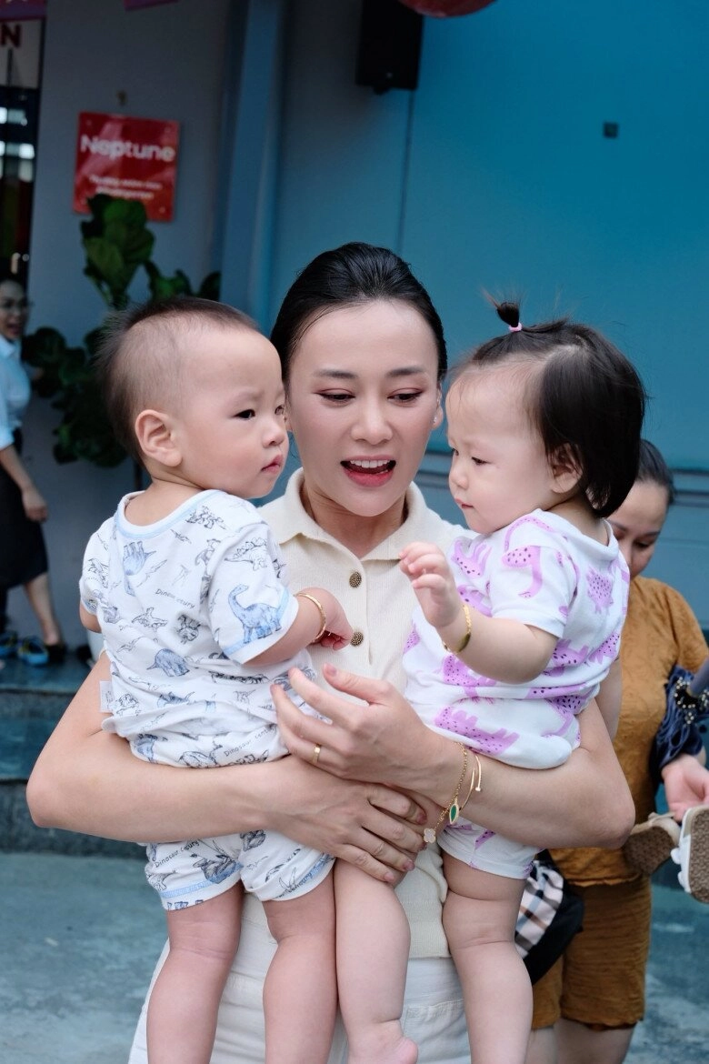 Mẹ chồng phương oanh sang biệt thự phụ con dâu đưa cháu nội đi học phu nhân hào môn khóc nức nở trước cửa lớp - 6