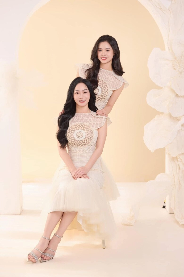 mẹ chồng phương oanh từng khóc nức nở nhắc tới gia đình nay khoe con gái từ nước ngoài về đẹp như người mẫu - 2